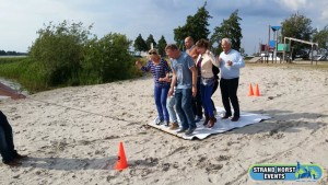Strand activiteiten voor bedrijfsuitje. Vliegend tapijt!