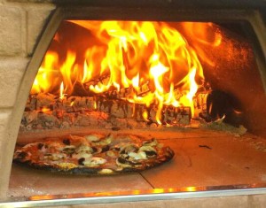 Vanaf nu verse en ambachtelijke pizza's bakken in een echte italliaanse hout gestookte pizza oven. Dat kan natuurlijk alleen maar boord van de Borrelboot!